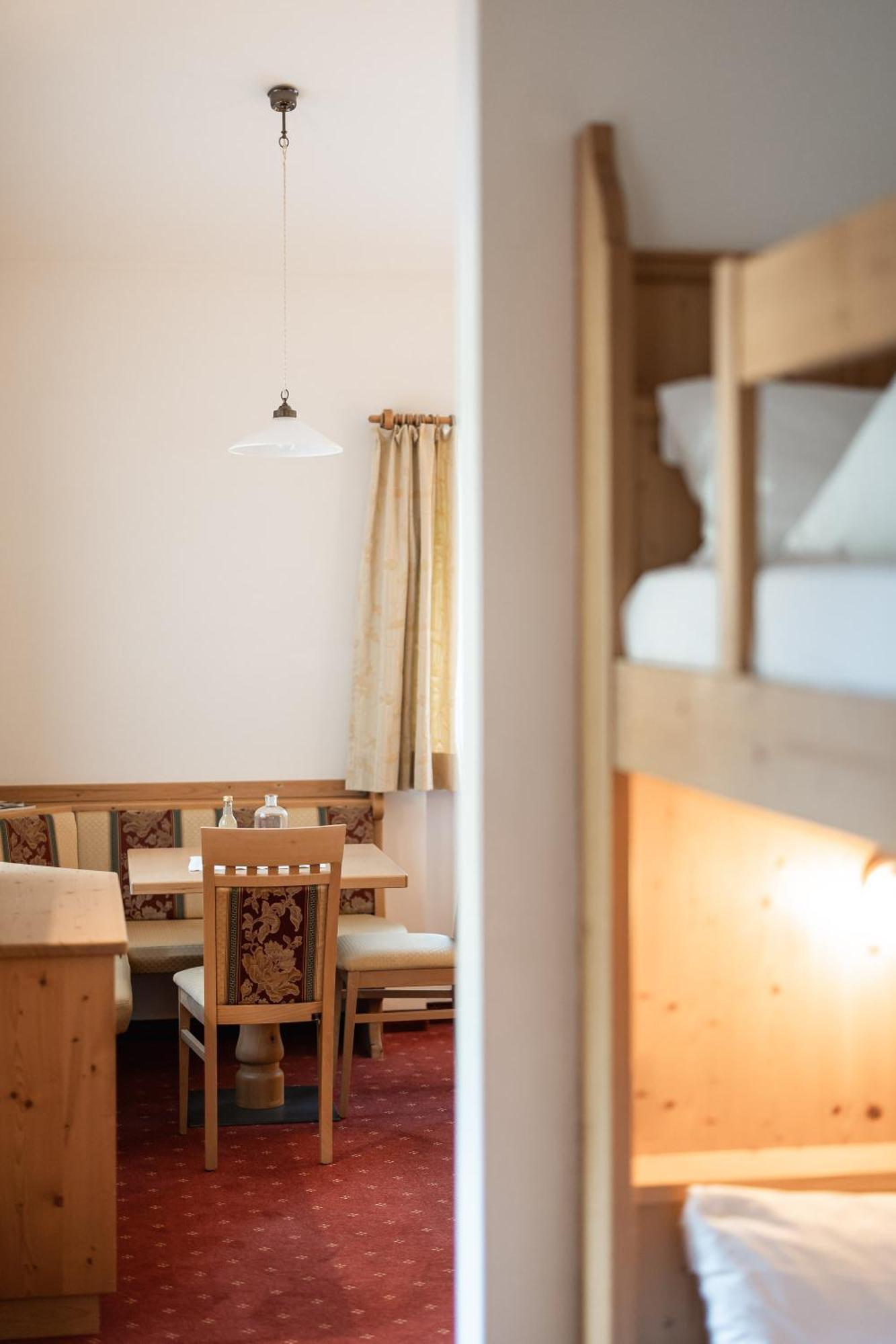 Tonzhaus Hotel Senale Esterno foto