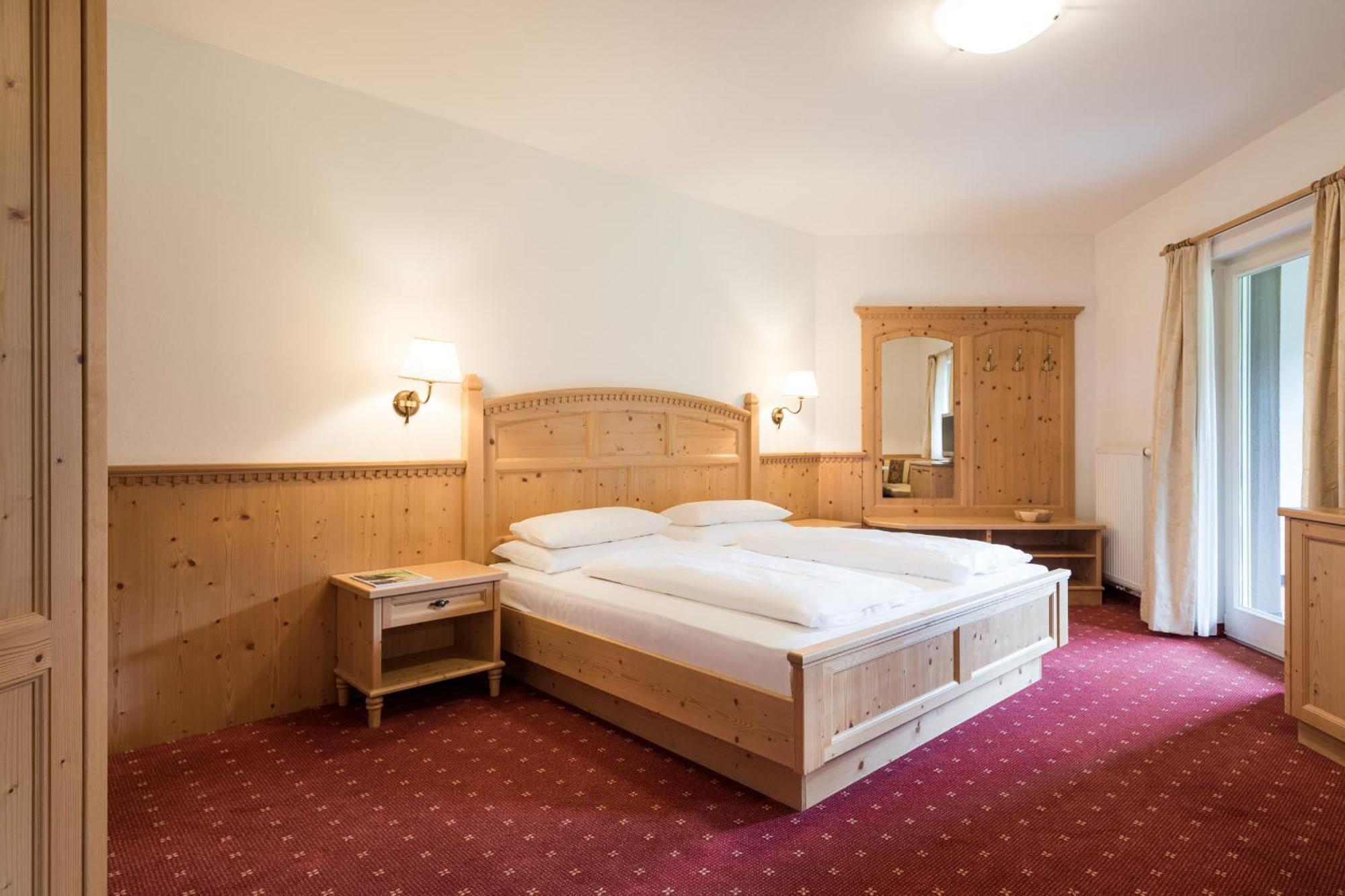 Tonzhaus Hotel Senale Esterno foto